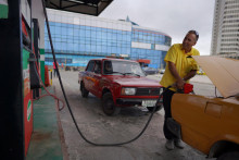 Cena litra bežného benzínu stúpne na Kube z 25 pesos na 132 pesos. FOTO: Reuters