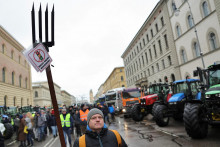 Bavorský farmár sa v nemeckom Mníchove zúčastňuje protestu nemeckých farmárov proti takzvanej nemeckej koaličnej vláde Ampel, ktorá plánuje znížiť dotácie na daň z vozidiel. FOTO: Reuters