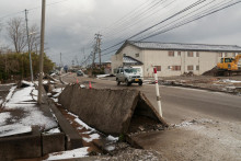 Poškodený chodník pri zemetrasení z 1. januára v japonskom meste Nishiaraya, prefektúra Ishikawa. FOTO: Reuters