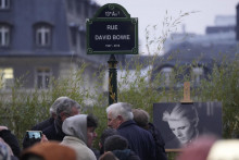 Tabuľa s nápisom ”Ulica Davida Bowieho” po slávnostom odhalenív Paríži. FOTO: TASR/AP