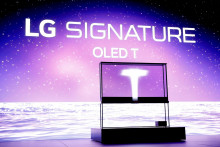 Transparentný televízor LG OLED T na veľtrhu CES 2024 v Las Vegas. FOTO: REUTERS