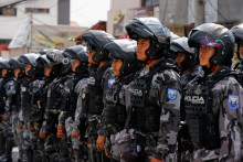 Policajti stoja vo formácii pred väznicou El Inca po bezpečnostnej operácii spôsobenej nepokojmi po zmiznutí Jose Adolfa Maciasa, alias „Fita“, vodcu zločineckej skupiny Los Choneros. FOTO: Reuters
