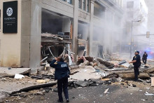 škody a úlomky po výbuchu v hoteli Sandman v centre mesta Fort Worth v Texase. FOTO: Jordan Bass/Reuters