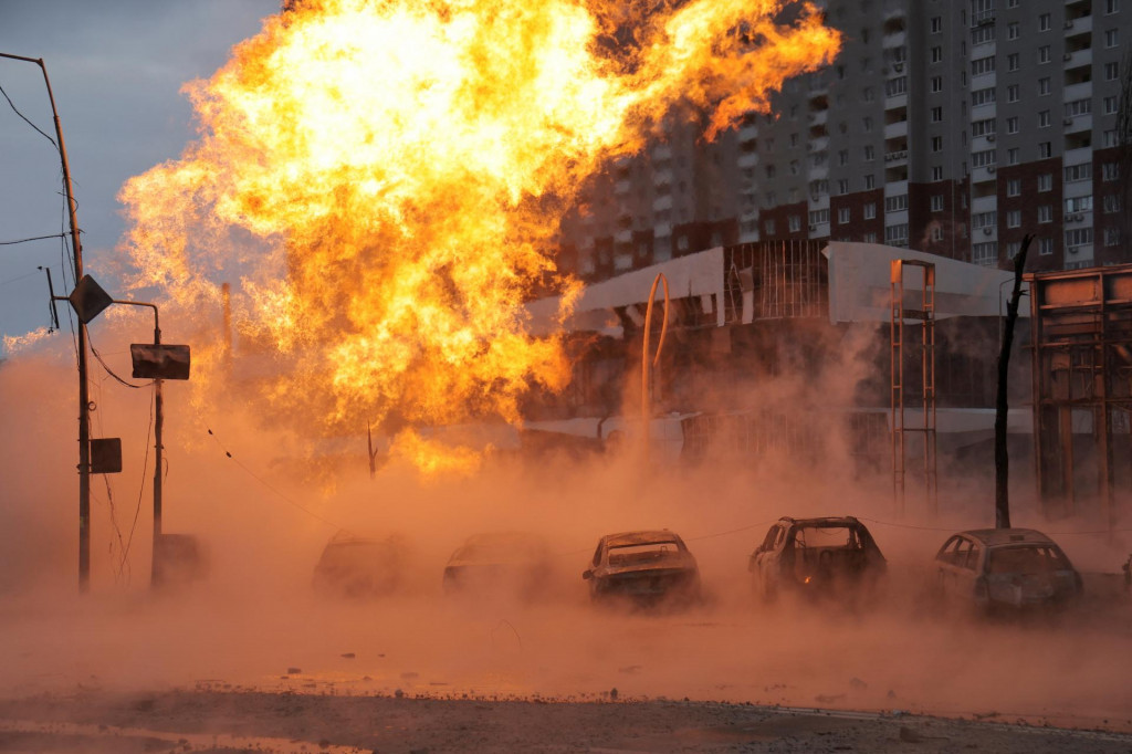 Oheň v Kyjeve po ruskom raketovom útoku. FOTO: Reuters