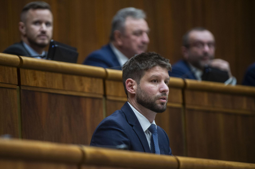 Podpredseda Národnej rady Michal Šimečka počas rokovania 6. schôdze parlamentu. FOTO: TASR/Jakub Kotian
