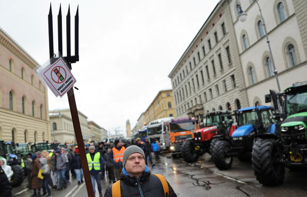 Bavorský farmár sa v nemeckom Mníchove zúčastňuje protestu nemeckých farmárov proti takzvanej nemeckej koaličnej vláde Ampel, ktorá plánuje znížiť dotácie na daň z vozidiel. FOTO: Reuters