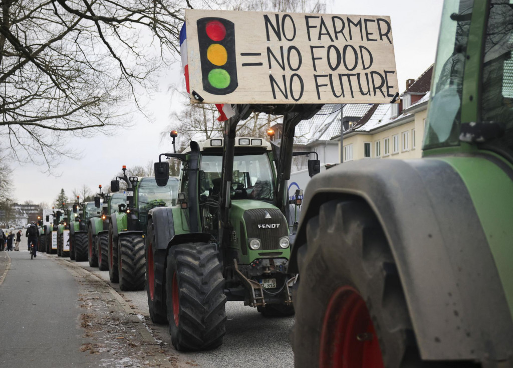 Farmári protestujú so svojimi traktormi pred krajinským parlamentom v nemeckom meste Kiel. FOTO: TASR/AP