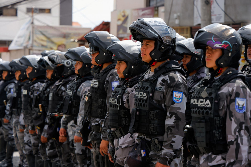 Policajti stoja vo formácii pred väznicou El Inca po bezpečnostnej operácii spôsobenej nepokojmi po zmiznutí Jose Adolfa Maciasa, alias „Fita“, vodcu zločineckej skupiny Los Choneros. FOTO: Reuters