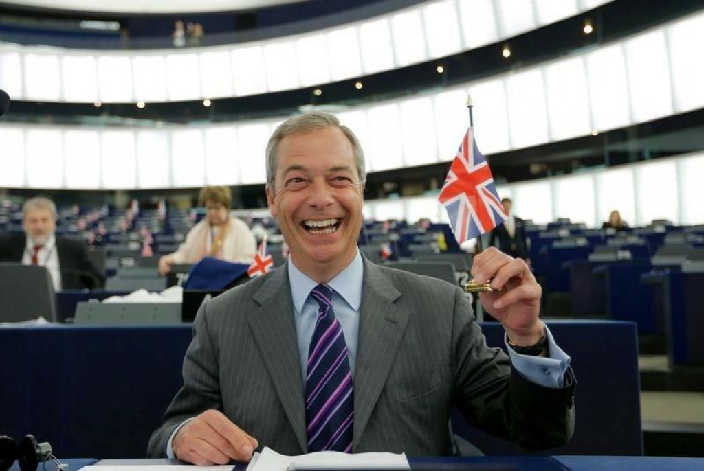 Nigel Farage súčasné vedenie britských konzervatívcov považuje za katastrofu. Rishiho Sunaka prirovnal ku chromej kačici. FOTO: Reuters