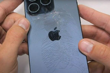 iPhone 15 Pro Max počas testu odolnosti. REPROFOTO: Youtube/jerry Rig Everything