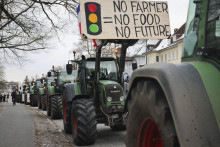 Farmári protestujú so svojimi traktormi pred krajinským parlamentom v nemeckom meste Kiel. FOTO: TASR/AP