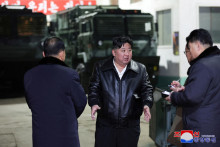 Severokórejský vodca Kim Čong-un navštevuje továreň na muníciu na nezverejnenom mieste. FOTO: Reuters/KCNA