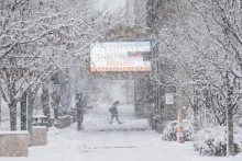 Muž kráča po chodníku počas hustého sneženia v meste Cedar Rapids, americkom štáte Iowa. FOTO: TASR/AP
