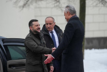 Litovský prezident Gitanas Nauseda víta ukrajinského prezidenta Volodymyra Zelenského vo Vilniuse. FOTO: Reuters