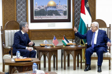 Americký minister zahraničných vecí Antony Blinken (vľavo) sa rozpráva s palestínskym prezidentom Mahmúdom Abbásom. FOTO: TASR/AP