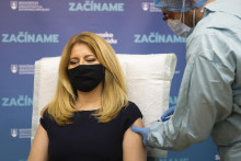 Na archívnej snímke prezidentka SR Zuzana Čaputová počas očkovania proti ochoreniu COVID-19 v Univerzitnej nemocnici Bratislava v Ružinove 27. decembra 2020.

FOTO: TASR/ J. Novák