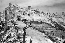 Kláštor Monte Cassino na vrchole rovnomennej hory sa v prvých mesiacoch roka 1944 stal miestom, o ktoré zvádzali spojenecké jednotky štyri mesiace tvrdé a krvavé boje s nemeckým vojskom. Podľa toho po ich skončení aj vyzeral.