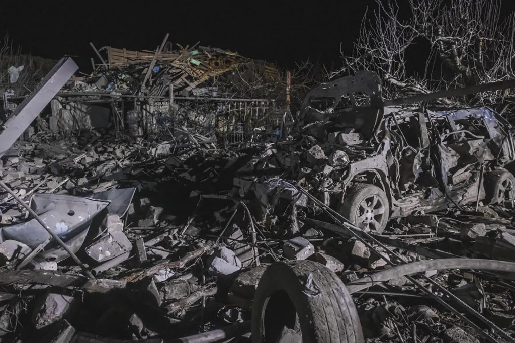 Ruiny rodnného domu po ruskom raketovom útoku na východoukrajinské mesto Pokrovsk. FOTO: TASR/AP