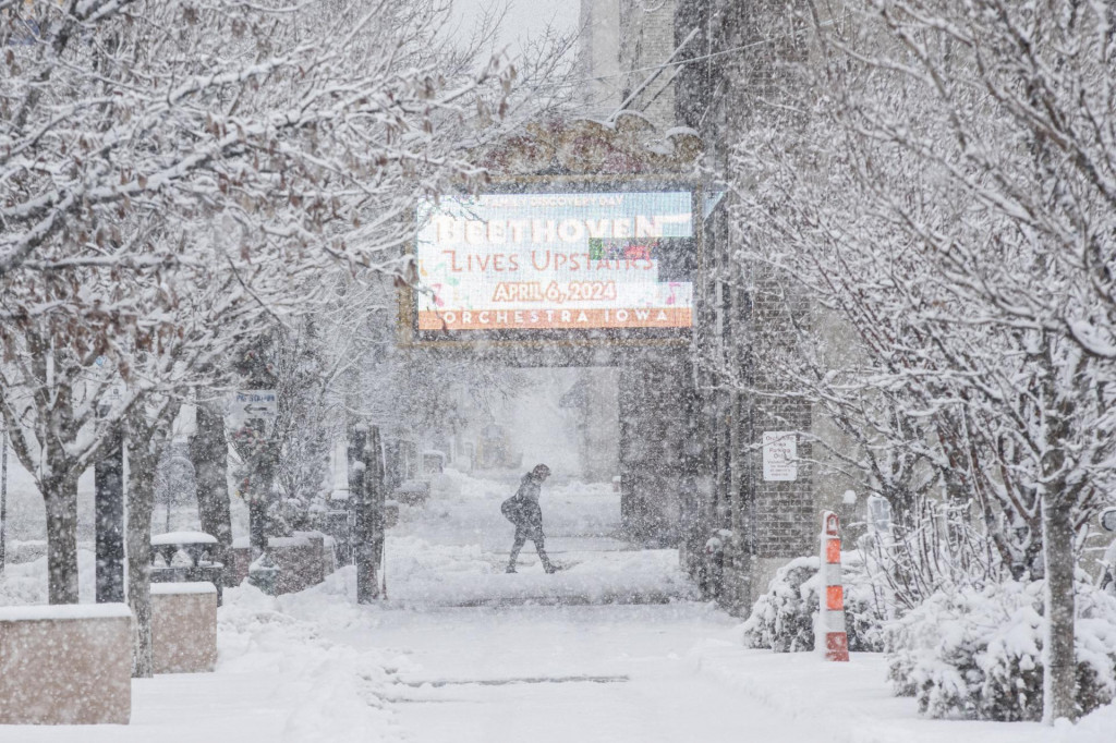Muž kráča po chodníku počas hustého sneženia v meste Cedar Rapids, americkom štáte Iowa. FOTO: TASR/AP
