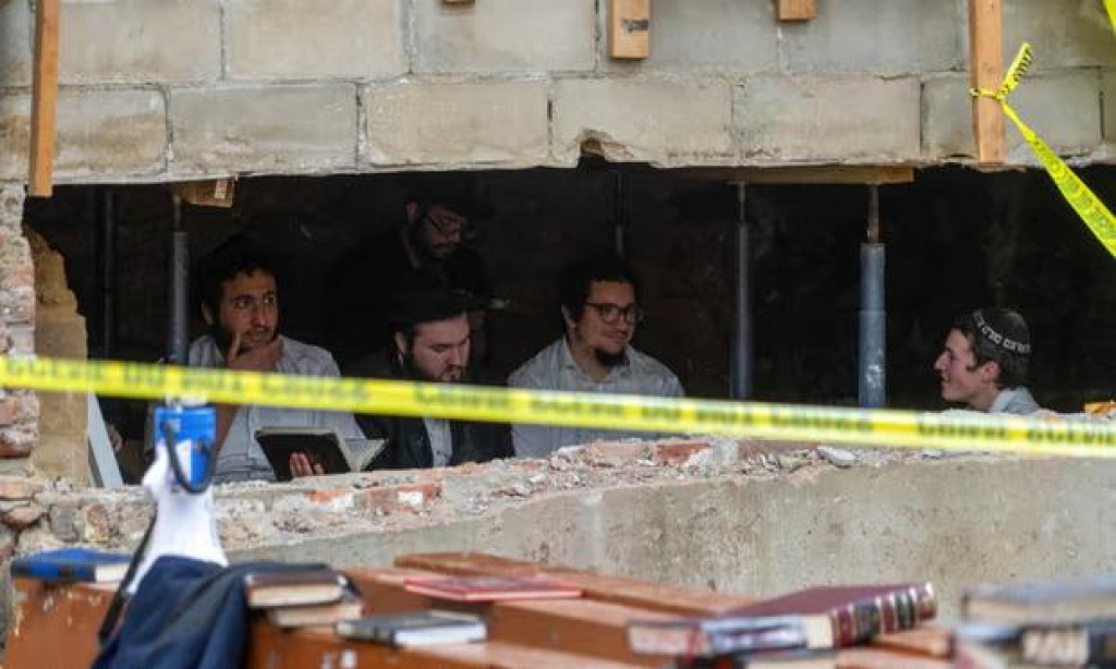Židia v newyorskej synagóge bránili tajný tunel.