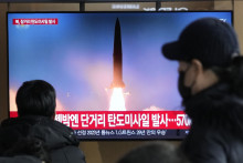 Ľudia sledujú na TV obrazovke miestne správy o odpálení balistickej strely dlhého doletu na neznámom mieste v Severnej Kórei. FOTO: TASR/AP

