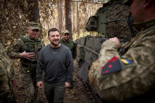 Ukrajinský prezident Volodymyr Zelenskyj pri návšteve pozície ukrajinských vojakov. FOTO: Reuters