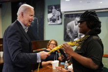 Americký prezident Joe Biden drží ženský cop v reštaurácii Hannibal‘s Kitchen počas svojej návštevy v Charlestone v Južnej Karolíne. FOTO: REUTERS