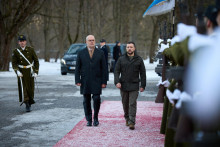 Ukrajinský prezident Volodymyr Zelenskij a estónsky prezident Alar Karis. FOTO: Reuters