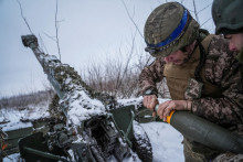 Ukrajinskí vojaci sa pripravujú na streľbu z mínometu blízko Bachmutu v Doneckej oblasti. FOTO: Reuters
