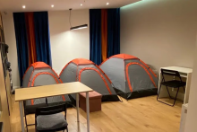 Muž ponúka romantické ubytovanie za 79 eur v stane, ktorý je v obývačke jeho londýnskeho bytu