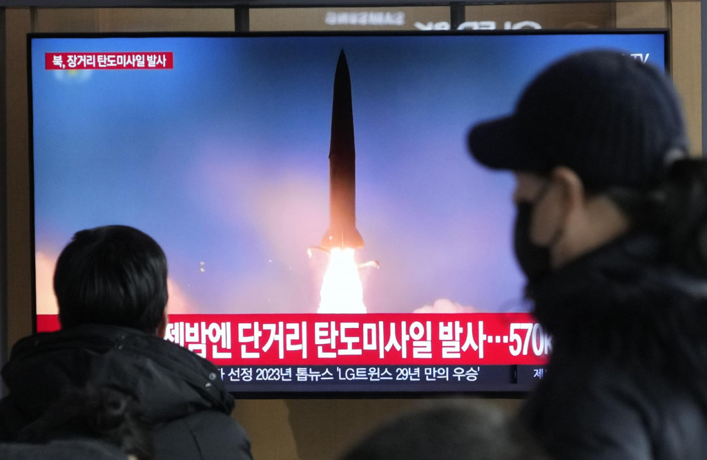 Ľudia sledujú na TV obrazovke miestne správy o odpálení balistickej strely dlhého doletu na neznámom mieste v Severnej Kórei. FOTO: TASR/AP
