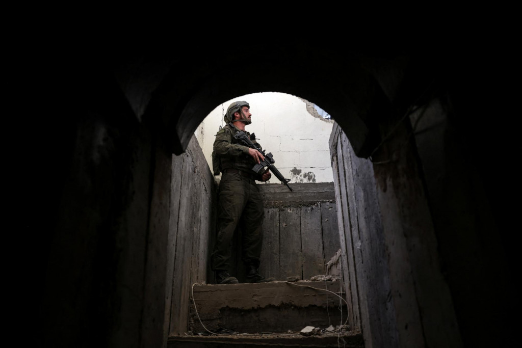 Izraelský vojak stojí pri vchode do tunela. FOTO: Reuters