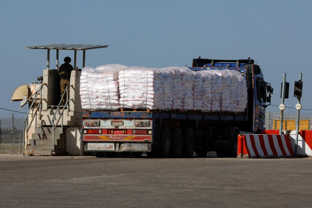 Nákladné auto s humanitárnou pomocou vstupuje do pásma Gazy. FOTO: Reuters