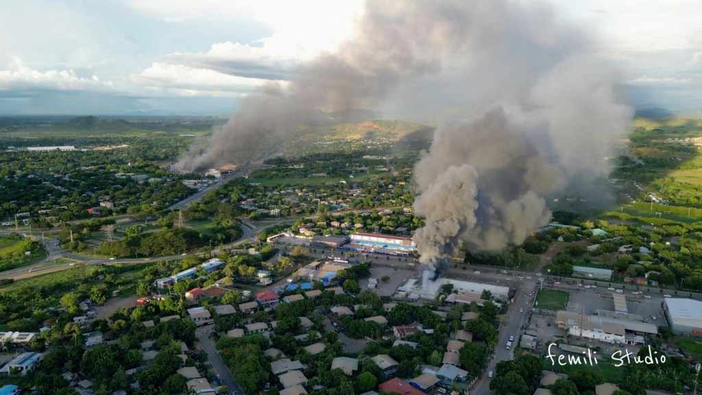 Dym valiaci sa z horiacich budov v Port Moresby počas protestov proti zníženiu miezd pre políciu, ktoré úradníci obvinili z administratívnej chyby, v Port Moresby. FOTO: Reuters/Femili Studio