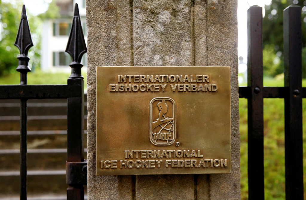 Logo Medzinárodnej hokejovej federácie (IIHF) pred jej sídlom vo švajčiarskom Zürichu. FOTO: Reuters