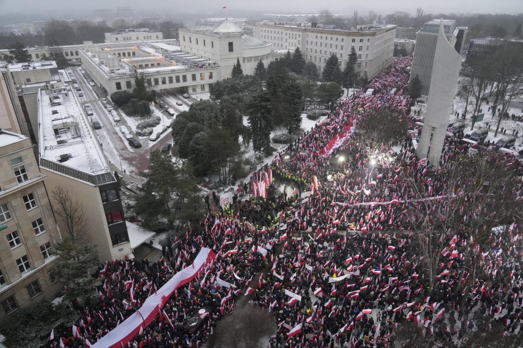 Priaznivci bývalej vládnucej strany Právo a spravodlivosť počas demonštrácie s názvom Pochod slobodných Poliakov proti reštrukturalizácii verejnoprávnych médií v Poľsku vo Varšave. FOTO: TASR/AP