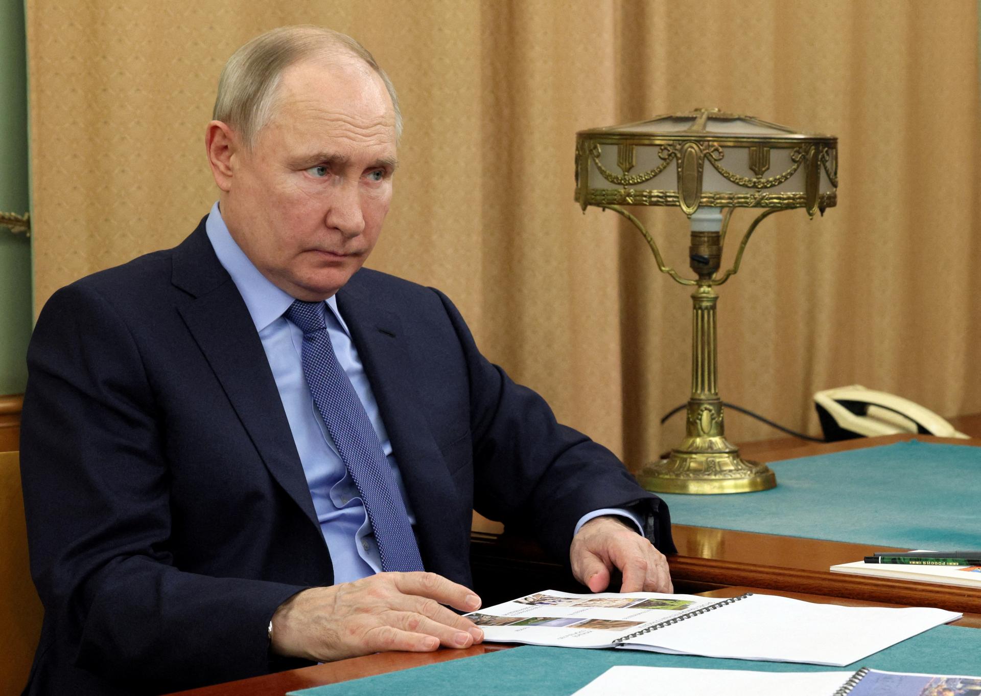 Rusi nemajú ako prispieť na Putinovu predvolebnú kampaň