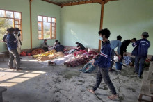 Na snímke telá obetí, ktoré prišli o život pri leteckom útoku na dedinu na severozápade Mjanmarska. FOTO: TASR/AP