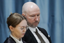 Masový vrah Anders Behring Breivik, ktorý v roku 2011 zabil 77 ľudí, sa v pondelok postavil pred súd v rámci pojednávania v spojitosti so žalobou, ktorú podal na Nórsko za podmienky v samoväzbe. FOTO: TASR/AP