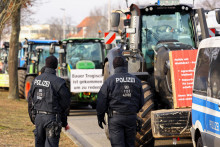 Policajti stoja na protestoch farmárov v Cottbuse v Nemecku. FOTO: Reuters