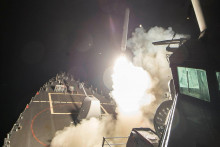 Spojené štáty vypálili na základňu v sýrskej provincii Homs strely s plochou dráhou letu Tomahawk z dvoch vojnových lodí vo východnom Stredomorí. (7. apríla 2017) FOTO: U.S. Navy/Reuters