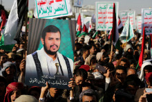 Osoba drží obrázok vodcu jemenského hnutia Houthi Abdula-Malik al-Houthi. FOTO: Reuters