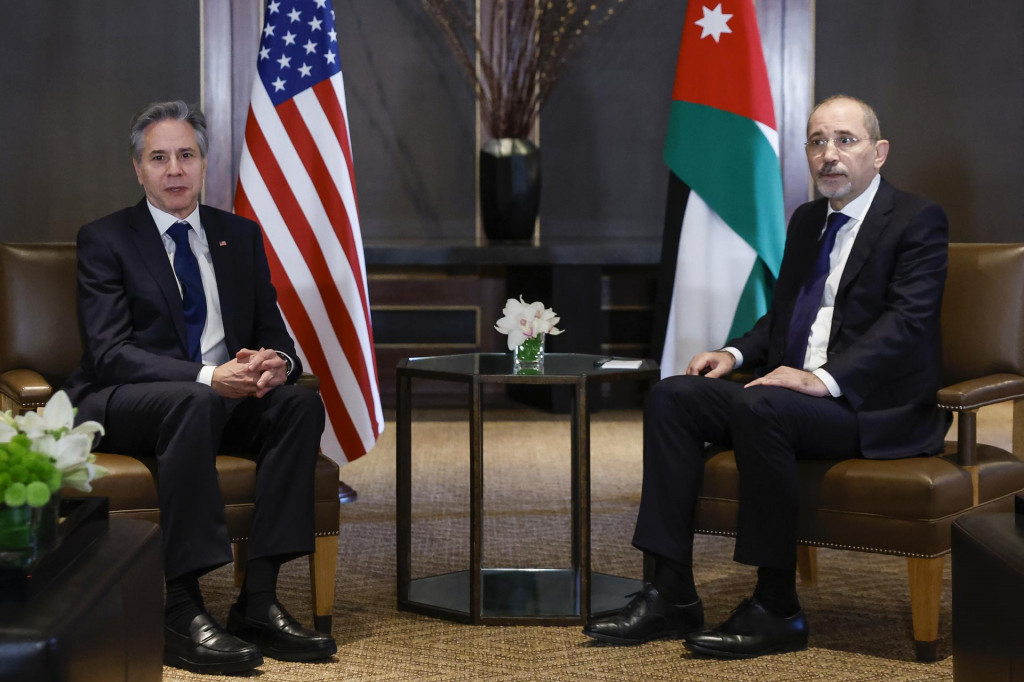 Americký minister zahraničných vecí Antony Blinken a jordánsky minister zahraničných vecí Ajman Safádí. FOTO: TASR/AP