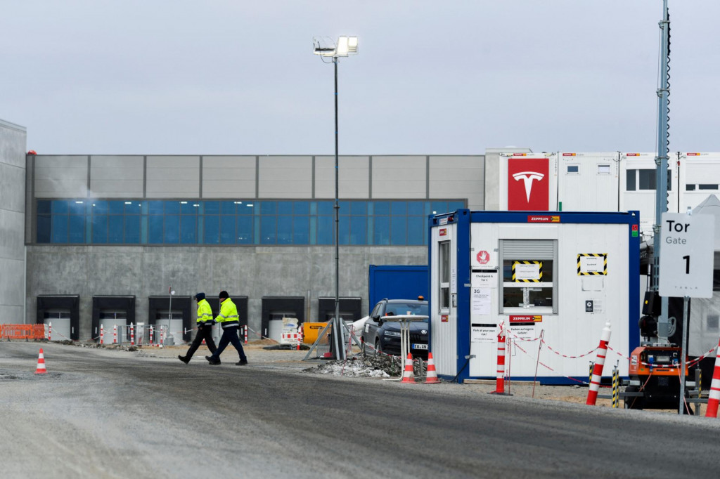 Vstupnú bránu na stavenisku automobilky Tesla v Gruenheide neďaleko Berlína. FOTO: Reuters
​