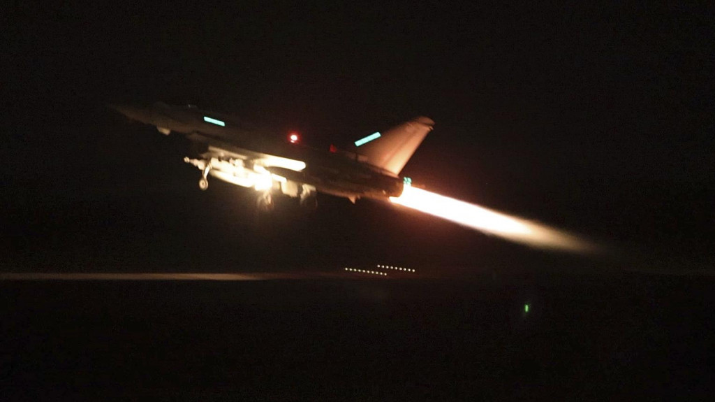 Stíhačka britských ozbrojených síl Typhoon vzlieta zo základne Kráľovského letectva v Akrotiri pri Limassole na Cypre. Spojené štáty a Británia začali vo štvrtok vykonávať masívne údery proti desiatkam cieľom v Jemene, ktoré sú spojené s tamojšími Iránom podporovanými húsíjskými povstalcami. FOTO TASR/AP
