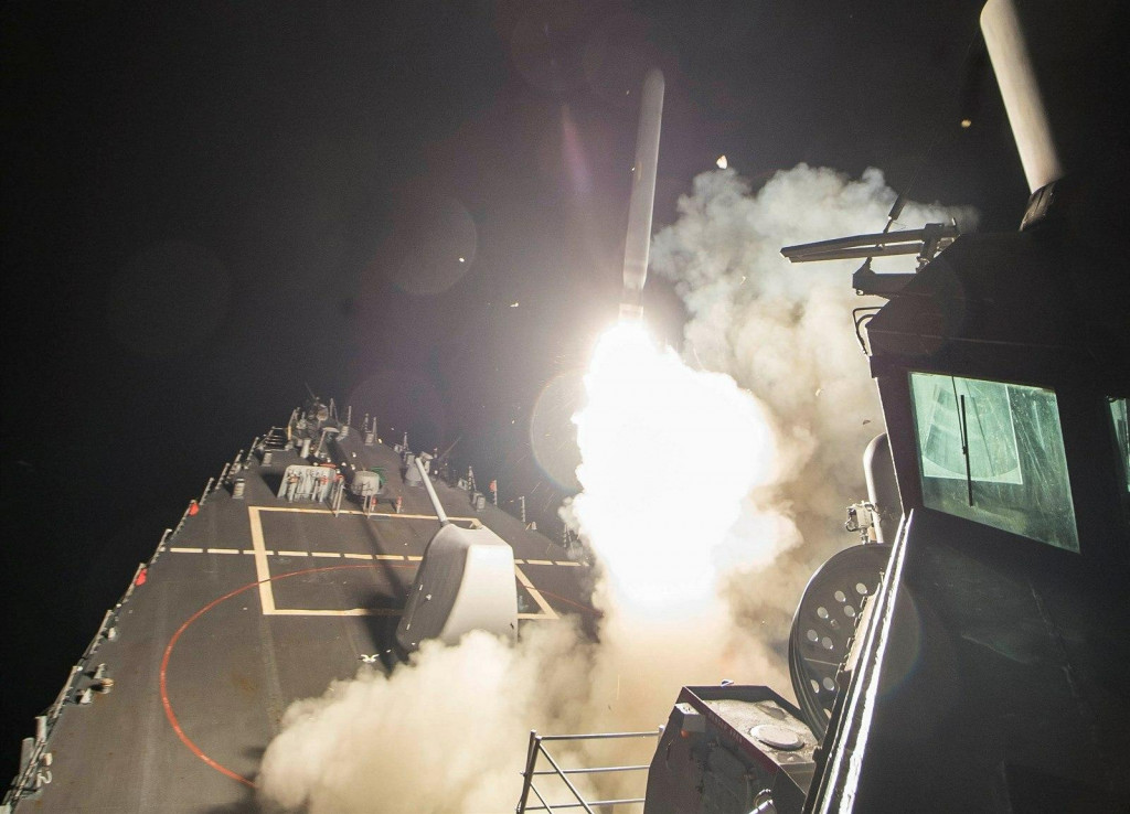 Spojené štáty vypálili na základňu v sýrskej provincii Homs strely s plochou dráhou letu Tomahawk z dvoch vojnových lodí vo východnom Stredomorí. (7. apríla 2017) FOTO: U.S. Navy/Reuters