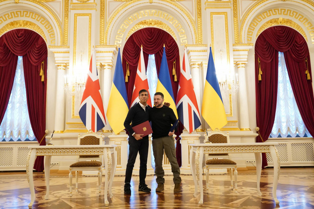 Britský premiér Rishi Sunak a ukrajinský prezident Volodymyr Zelenskyj. FOTO: Reuters