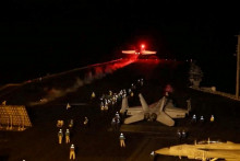 Lietadlo vzlietlo, aby sa pripojilo ku koalícii vedenej USA, aby podniklo letecké útoky na vojenské ciele v Jemene. 

FOTO: Reuters