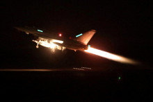 Lietadlo RAF Typhoon štartuje, aby sa pripojilo ku koalícii vedenej USA z RAF Akrotiri, aby podniklo letecké útoky na vojenské ciele v Jemene.  FOTO: Reuters