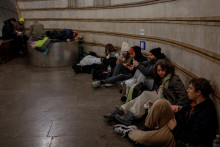 Ľudia sa počas výstrahy pred náletom ukrývajú v stanici metra. FOTO: Reuters